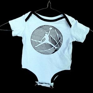 Air Jordan Onesie 0-3 months in Grey and black with snaps